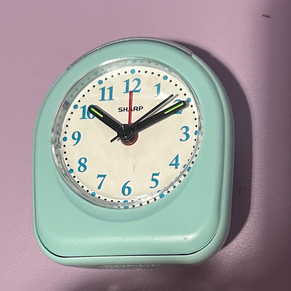 *FREE* Mint Green Clock - Compact Decorative Timepiece